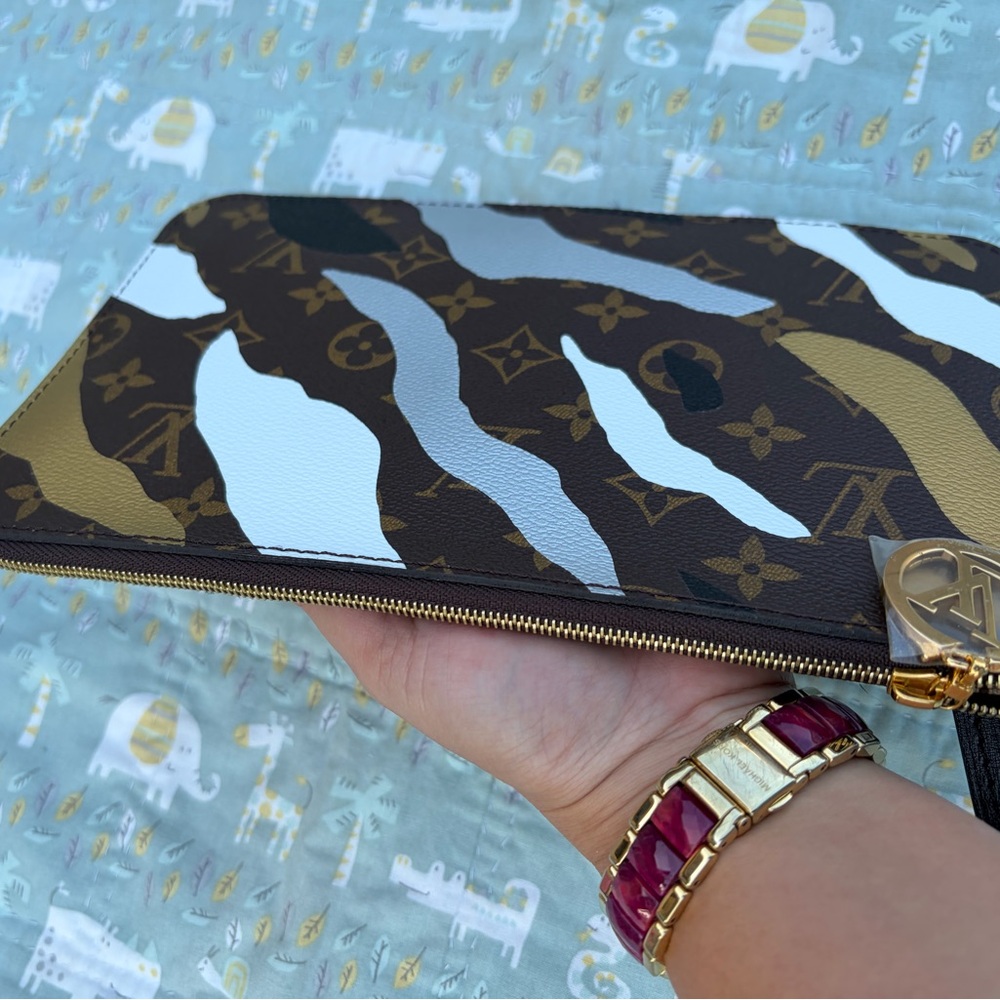 Louis Vuitton Limited Edition Neverfull MM Pouch - Picture 10 of 14